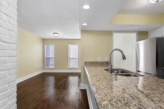 5904 Sandhurst Ln, Unit 246 in Dallas, TX - Building Photo - Building Photo