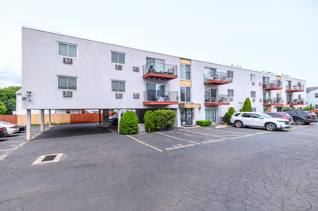 10 Tuttle St in Stamford, CT - Building Photo