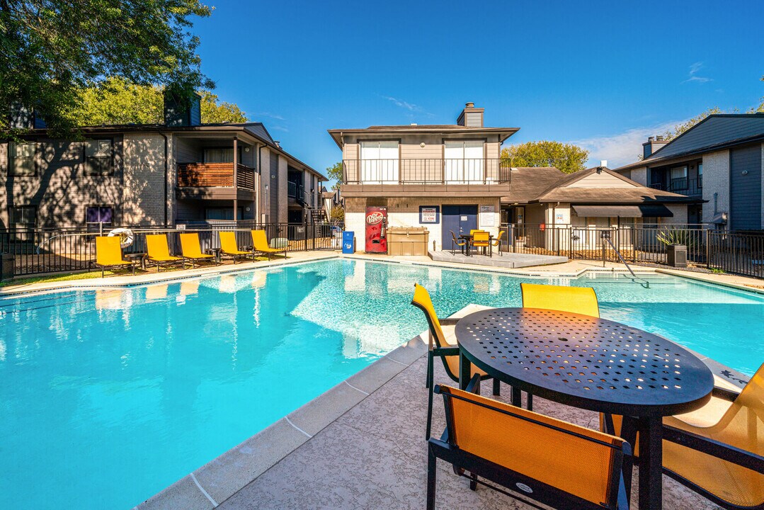 The Legacy at Clear Lake in Webster, TX - Foto de edificio