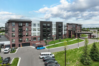 The Pillars of Lakeville in Lakeville, MN - Foto de edificio - Building Photo