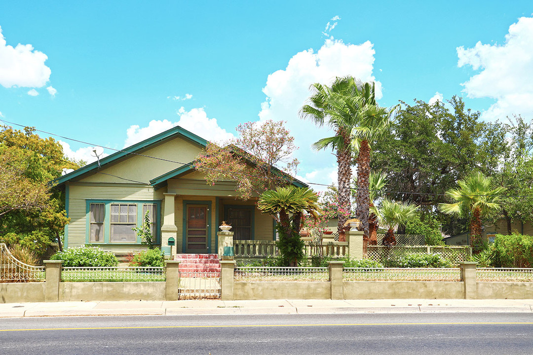 1002-1008 Chihuahua St. in Laredo, TX - Building Photo