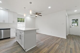 957 Middle Ln in Gulfport, MS - Foto de edificio - Building Photo