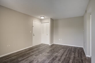 Lakeside Crossing at Eagle Creek Apartments and Townhomes in Indianapolis, IN - Foto de edificio - Building Photo