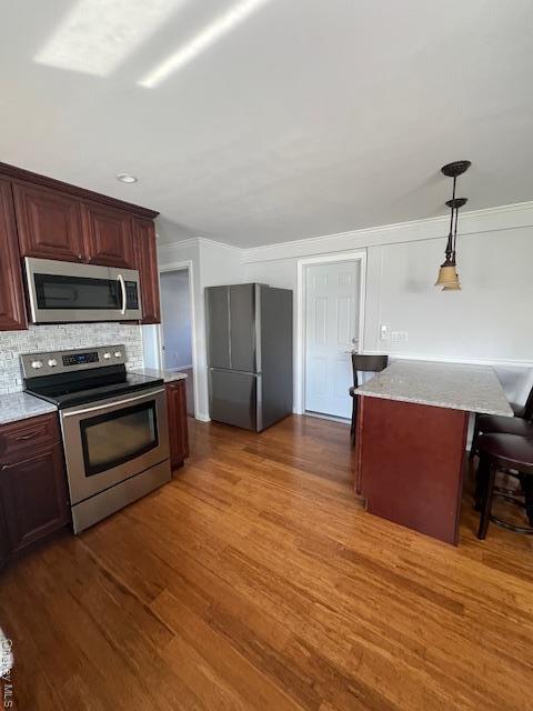 570 S 14th St in Lindenhurst, NY - Foto de edificio - Building Photo