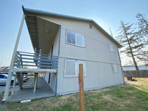 1160 Ivy Ave in Reedsport, OR - Building Photo - Building Photo