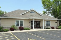 COURTYARD APARTMENTS in Fond du Lac, WI - Foto de edificio - Building Photo