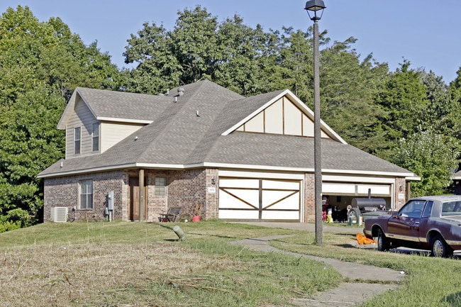 1961-1976 E Peppervine Dr in Fayetteville, AR - Building Photo - Building Photo