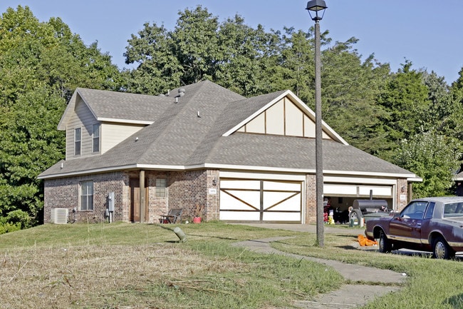 1961-1976 E Peppervine Dr in Fayetteville, AR - Foto de edificio - Building Photo