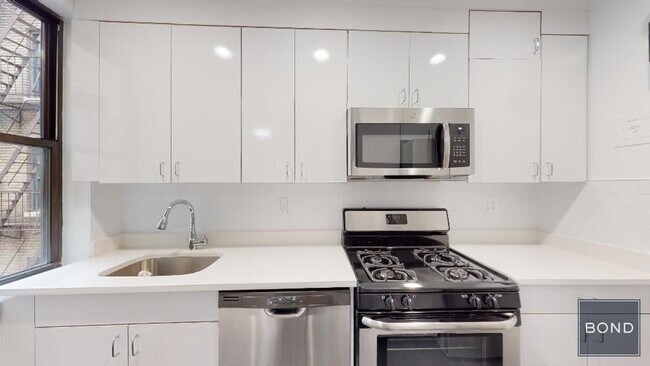 71 W 12th St in New York, NY - Building Photo - Building Photo
