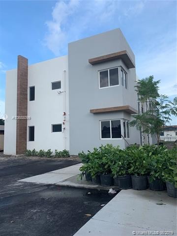 486 E 30th St-Unit -101,102, 201,202 in Hialeah, FL - Building Photo