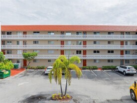 3581 Inverrary Dr in Lauderhill, FL - Building Photo