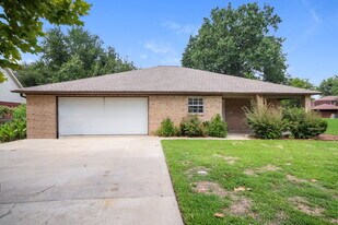 9695 Twin Shores Dr in Willis, TX - Building Photo
