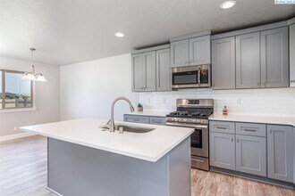3412 S Lincoln Pl in Kennewick, WA - Building Photo - Building Photo
