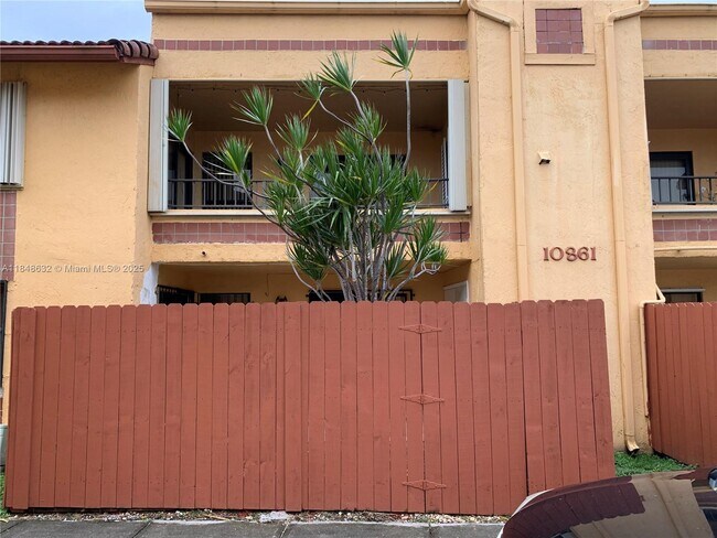 10861 NW 7th St in Miami, FL - Building Photo - Building Photo