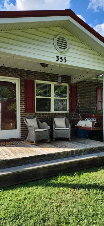 355 Magnolia Drive in Bristol, VA - Building Photo