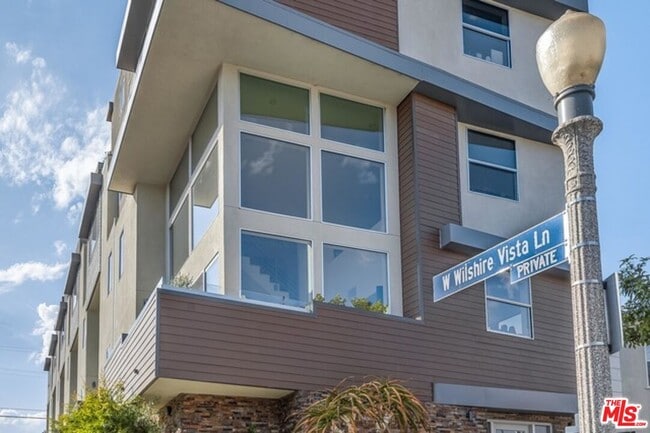 5407 W Wilshire Vista Ln in Los Angeles, CA - Building Photo - Building Photo
