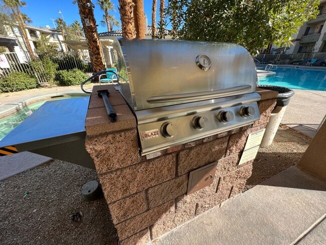 7147 S Durango Dr in Las Vegas, NV - Building Photo - Building Photo