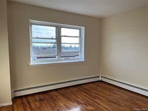 410 Jericho Tpke in North Hempstead, NY - Building Photo - Building Photo