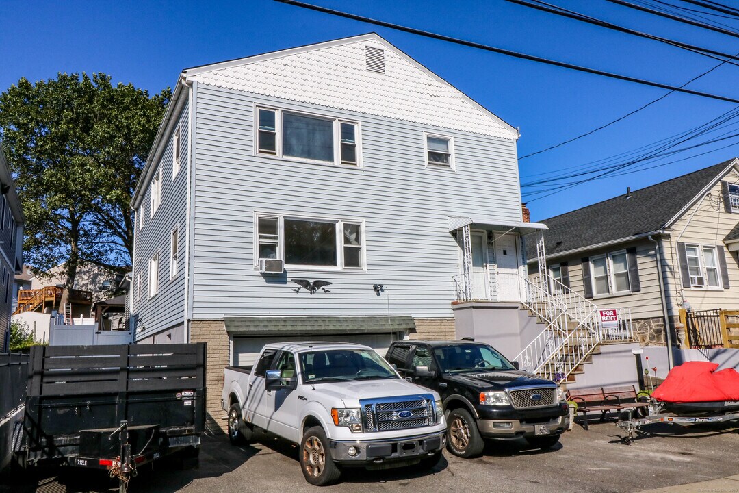 1298 Madison Ave in Bridgeport, CT - Building Photo