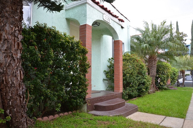 1128 Mariposa Ave in Los Angeles, CA - Building Photo - Building Photo