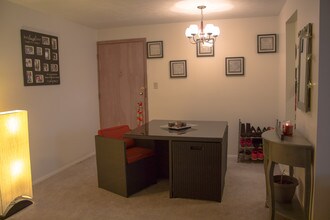 Kingston Place Apartments in Middleburg Heights, OH - Foto de edificio - Building Photo