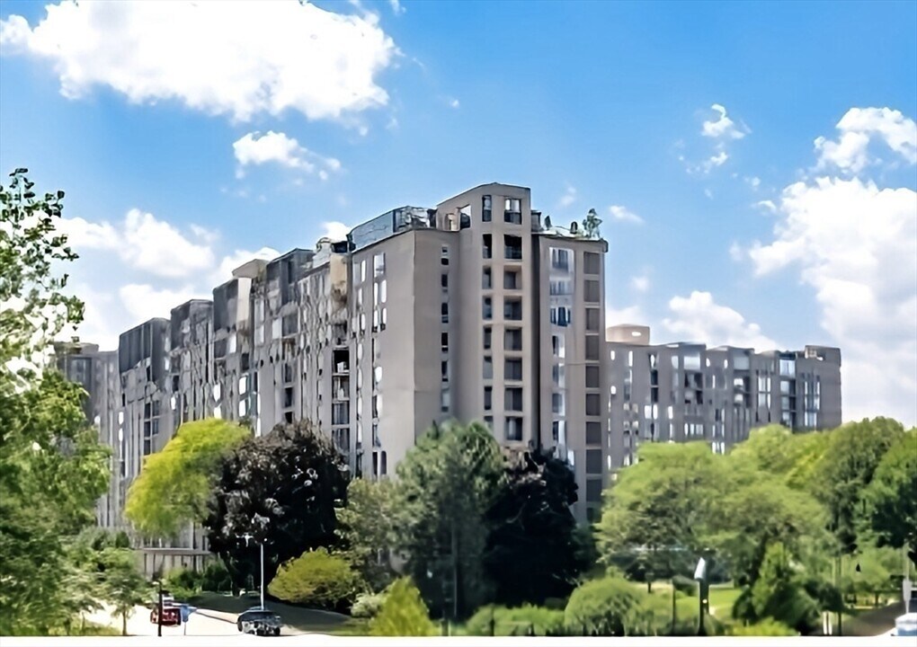 33 Pond Ave in Brookline, MA - Building Photo