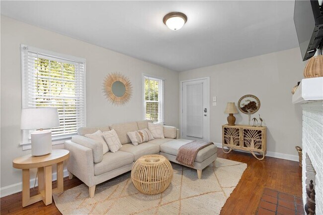 property at 557 Glenwood Pl SE