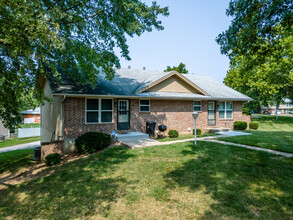 Continental North in Gladstone, MO - Foto de edificio - Building Photo