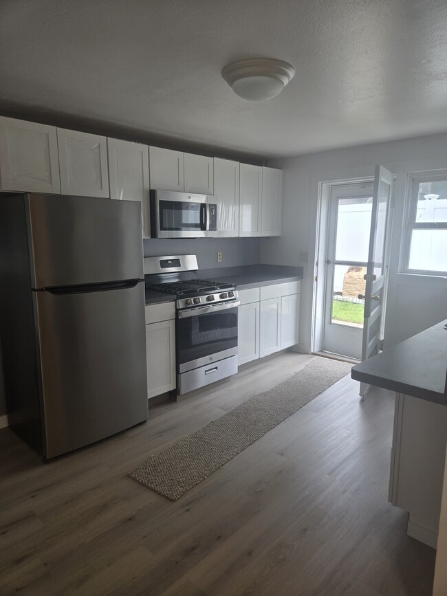 52 Prospect Ave, Unit Beachview Apartment in West Haven, CT - Building Photo - Building Photo