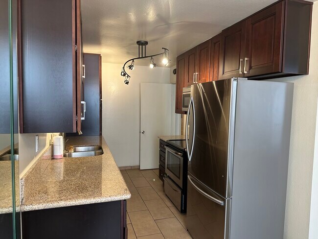 622 S Barrington Ave, Unit 1004 in Los Angeles, CA - Building Photo - Building Photo