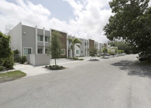 East of 5th Townhomes in North Miami, FL - Building Photo - Building Photo