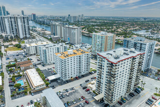 Cambridge Towers in Hollywood, FL - Foto de edificio - Building Photo