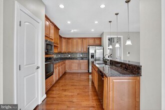 21285 Park Grove Terrace in Ashburn, VA - Foto de edificio - Building Photo