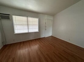 1023 Lyndon St, Unit 1 in Houston, TX - Building Photo