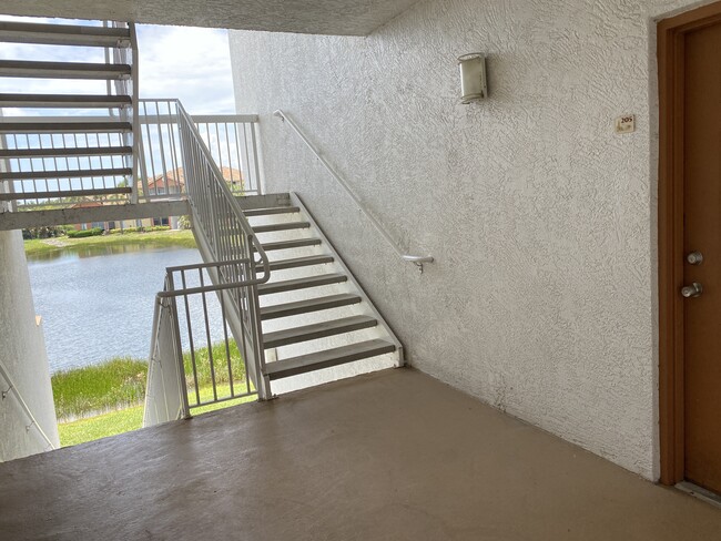 6450 Aragon Way, Unit 205 in Ft. Myers, FL - Building Photo - Building Photo