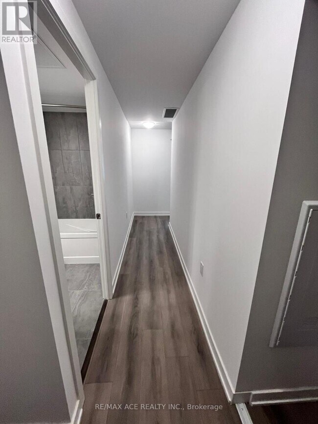 7439 Kingston Rd in Toronto, ON - Building Photo - Building Photo