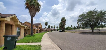 2000 Circle Dr, Unit 16 in Mission, TX - Foto de edificio - Building Photo