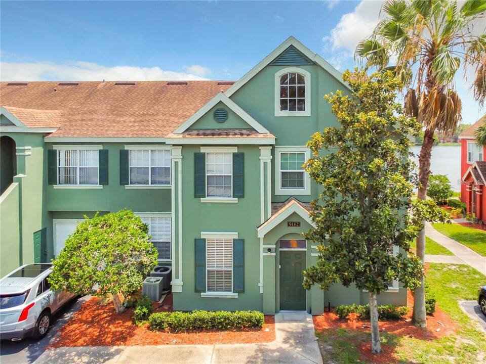 9162 Lake Chase Island Way in Tampa, FL - Foto de edificio