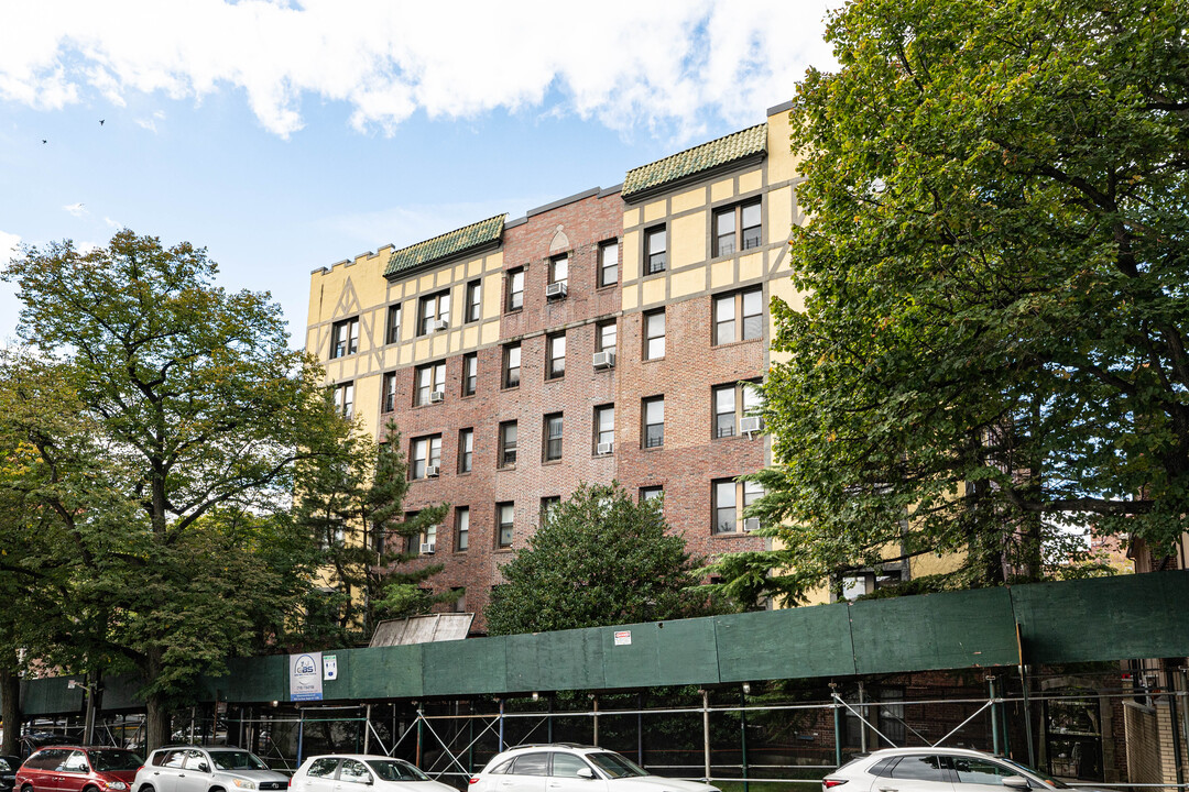 115-25 Metropolitan Ave in Kew Gardens, NY - Building Photo