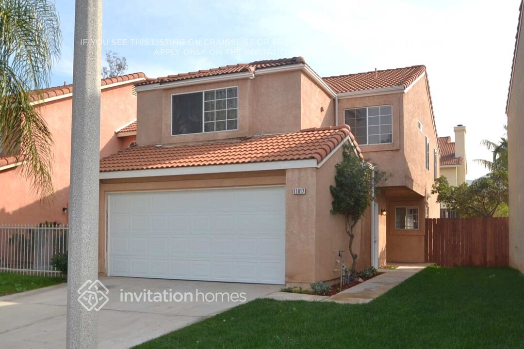 11817 Bronze Ln in Fontana, CA - Foto de edificio