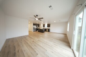 547 Virginia Ave in Sanger, CA - Foto de edificio - Building Photo