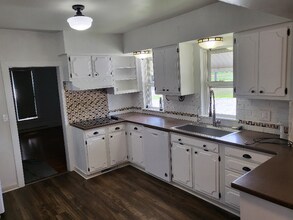 19573 Co Rd 146 in New Paris, IN - Foto de edificio - Building Photo