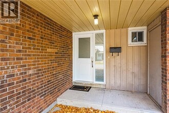 5033 Pinedale Ave in Burlington, ON - Building Photo - Building Photo
