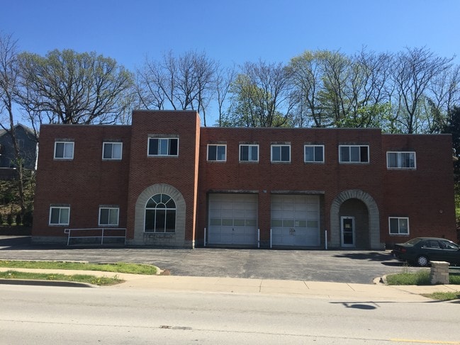 700 Main St, Unit B in Lemont, IL - Foto de edificio - Building Photo