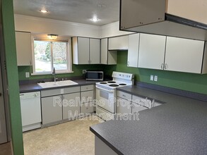 714 SE 9th St in Grants Pass, OR - Building Photo - Building Photo