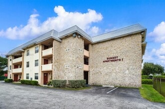 8951 SW 72nd St in Miami, FL - Building Photo - Building Photo