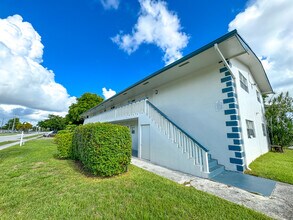 881 SW 74th Ave in North Lauderdale, FL - Building Photo - Building Photo
