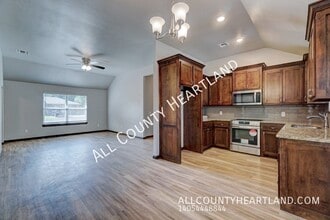 211 E Forster Ln in Mustang, OK - Building Photo - Building Photo