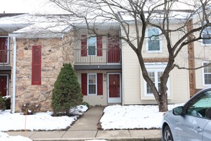 154 Valley Greene Cir in Wyomissing, PA - Building Photo