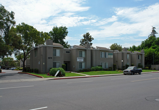 Greenwood Apartments in Selma, CA - Foto de edificio - Building Photo